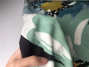 Fastvævet viscose - skønne farver og store blomster